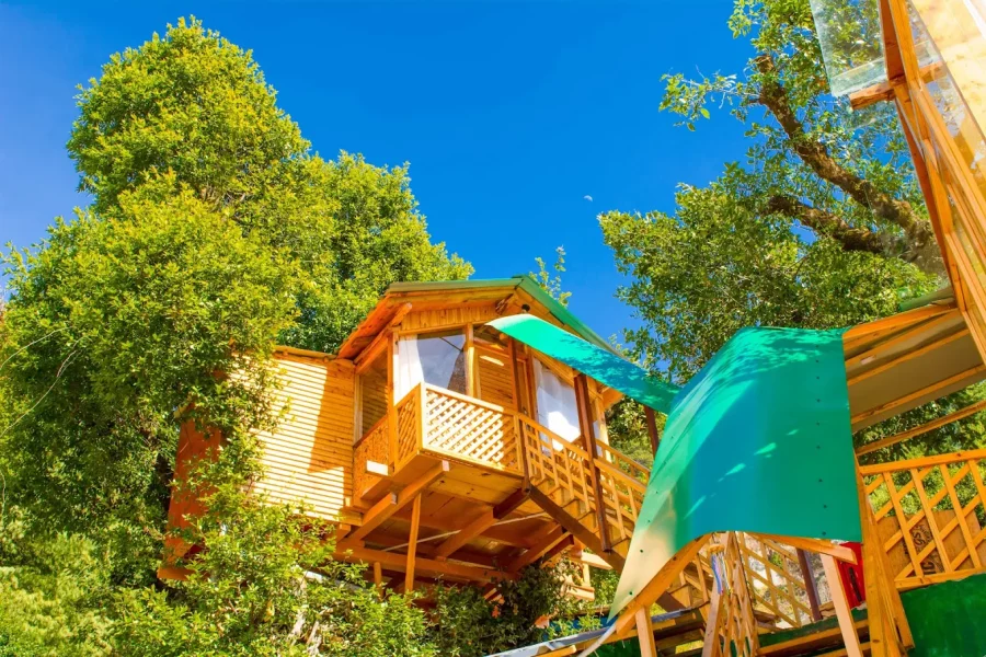 Glasshouse on mountains :  Kyum