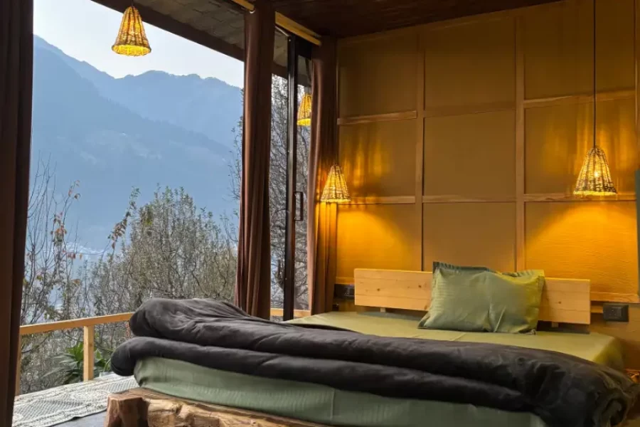 Glasshouse on mountains :  Kyum