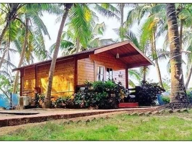 Deluxe Stand-alone Hut