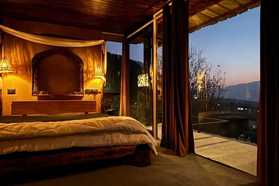 Glasshouse on mountains :  Kyum