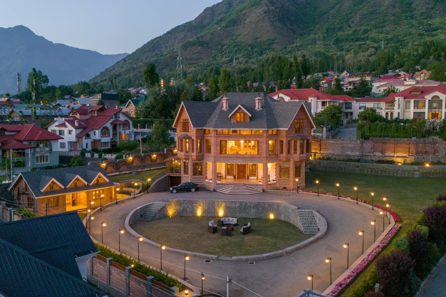 Heritage Villa near Dal Lake | Mountain view