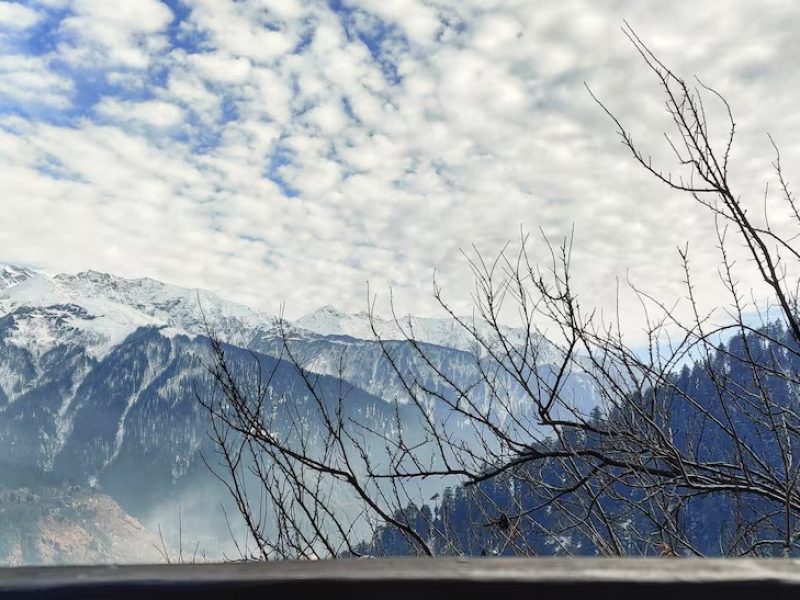 Peaceful Wilderness Cabin with Balcony near Manali