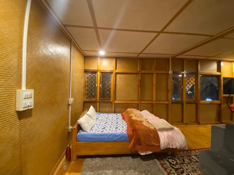 Bright Mountain and River Valley Retreat